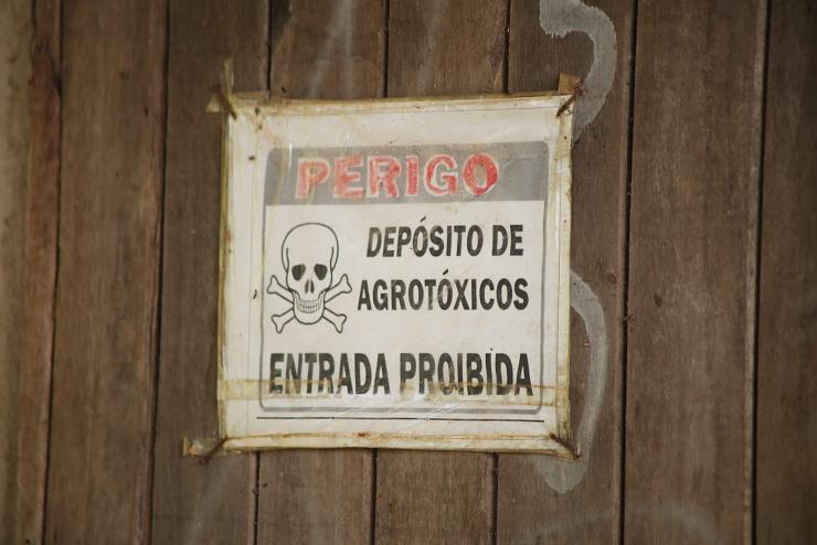 Comment des pesticides interdits en Europe se retrouvent dans nos jus, notre café et nos assiettes via le Brésil